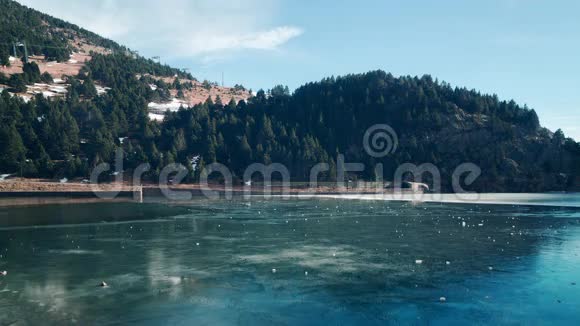 西班牙阳光冰湖全景乌里亚4k时间流逝西班牙视频的预览图