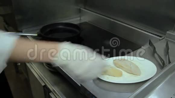 在煎锅里煮烤肝脏视频的预览图