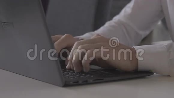 在笔记本电脑上打字的人视频的预览图