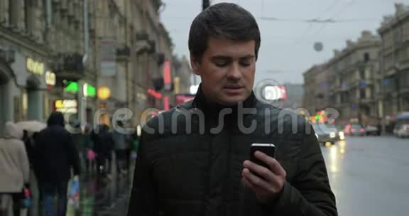 在街上使用智能手机的人视频的预览图