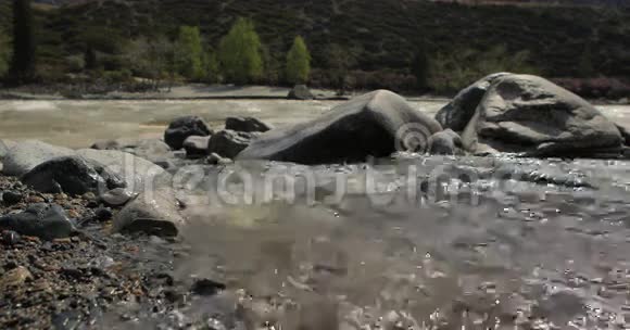 山脚下的山谷中的河流景观视频的预览图