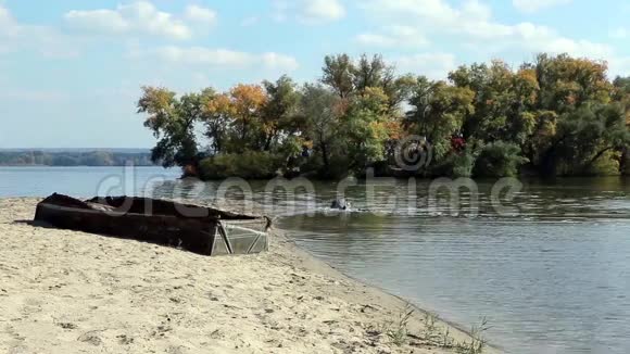破旧的木船搁浅在沙地上视频的预览图