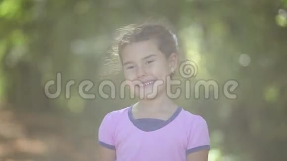 少女画像在绿色的阳光下微笑视频的预览图