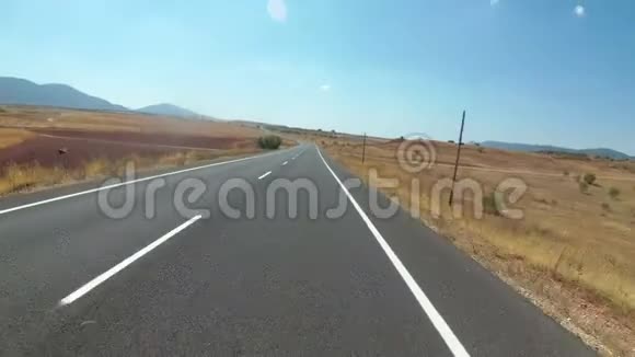摩托车手在西班牙的景观沙漠风景和空路上骑马第一人观点视频的预览图