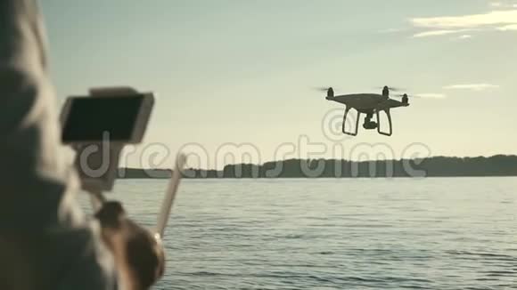 男子控制四翼飞机无人机飞行视频的预览图