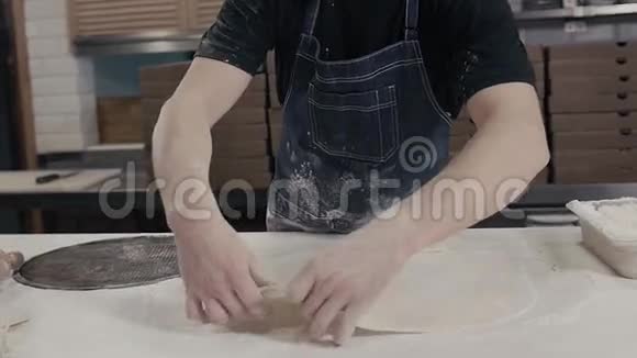 熟练的厨师把比萨饼面团和烹饪来送货视频的预览图