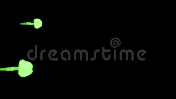 用Luma哑光将Inky注射到水中的三维渲染黑色背景的绿色墨水1视频的预览图