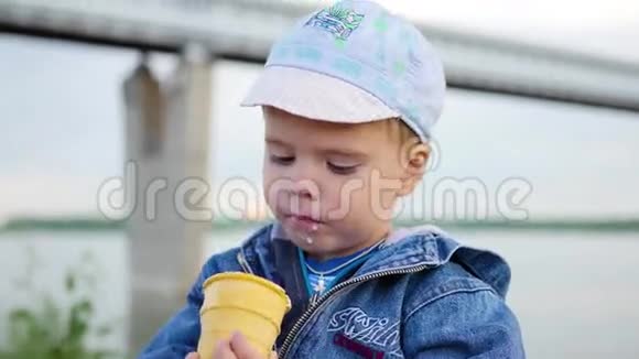 小孩在公园的特写镜头里吃华夫饼杯冰淇淋视频的预览图
