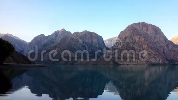 日出时的山湖放大时间流逝塔吉克人视频的预览图