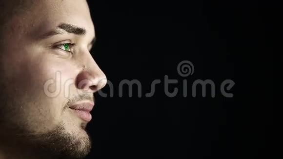 一个戴着牙套和绿眼睛的年轻人的脸视频的预览图