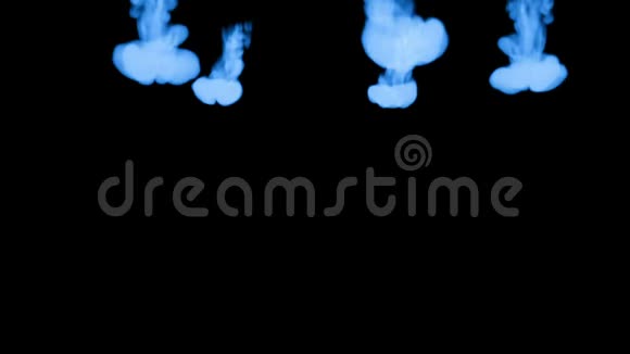 用Luma哑光将Inky注射到水中的三维渲染黑色背景的蓝墨水视频的预览图