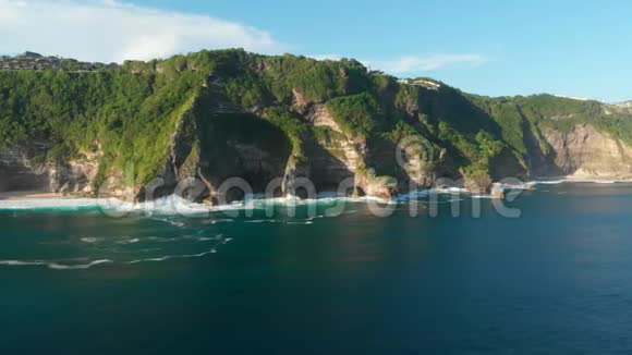 巴厘岛有岩石和蓝色海洋的神奇悬崖空中景观视频的预览图