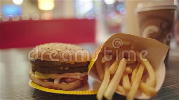 餐盘上的汉堡和法式薯条视频的预览图