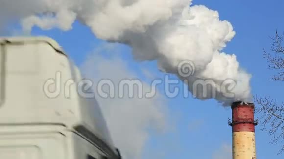 运输背景的工业烟雾从管道蓝天视频的预览图
