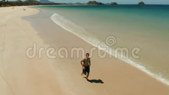 夏天人们在海滩上慢跑视频的预览图