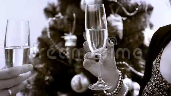 新的一年拥抱香槟酒杯与基督弥撒树旧相机效果视频的预览图