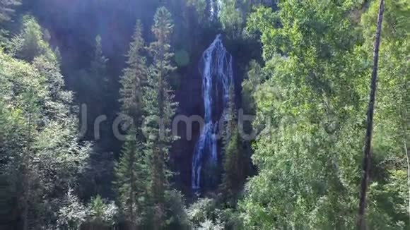 萨亚诺戈尔斯克水库的瀑布视频的预览图