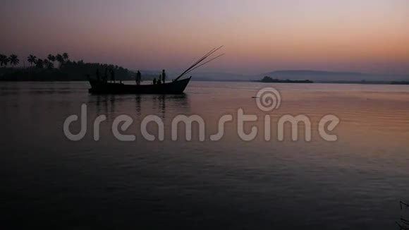 日出渔舟美景视频的预览图