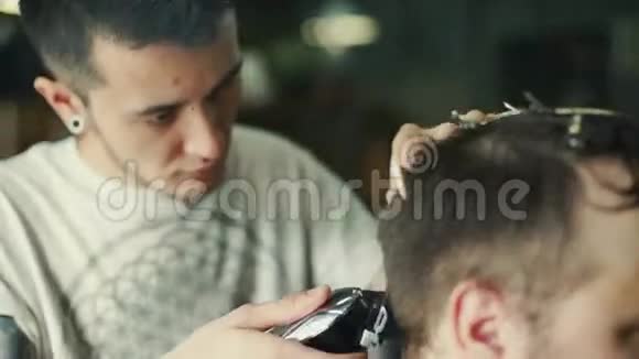 理发师用电动修剪器修剪头发视频的预览图