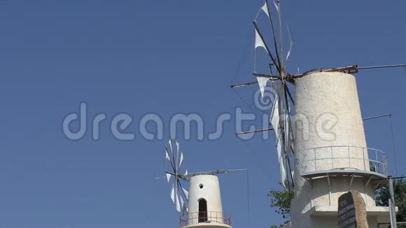 两个古老的白色风车在工作视频的预览图