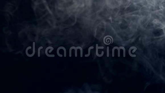 在黑色背景上抽烟慢动作视频的预览图