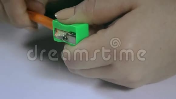 女性削笔手2视频的预览图