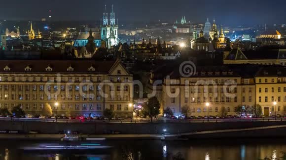 布拉格之夜全景与伏尔塔瓦河时间推移视频的预览图
