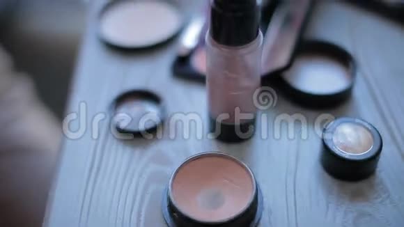 有化妆设备的特写化妆台视频的预览图