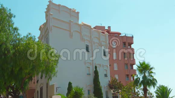 建立典型的西班牙公寓楼和棕榈树塔拉戈纳市科斯塔达拉达西班牙视频的预览图