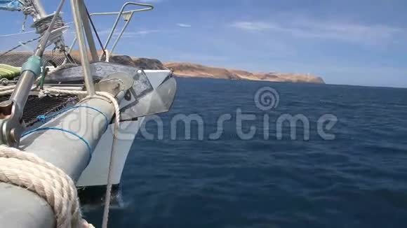 帆船沿着海岸航行视频的预览图