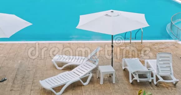 室外游泳池周围有漂亮的豪华雨伞和椅子视频的预览图