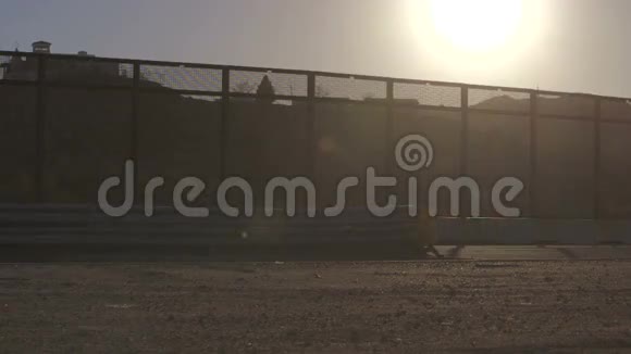 日落时墨西哥边境交通视频的预览图