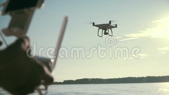 男子控制四翼飞机无人机飞行视频的预览图