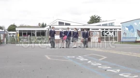 小学生朝镜头奔跑视频的预览图