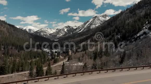 科罗拉多州阿斯彭附近的岩石山脉森林和雪后道的风景照视频的预览图