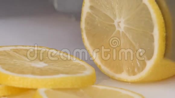 白色背景下切一个多汁的柠檬刀视频的预览图