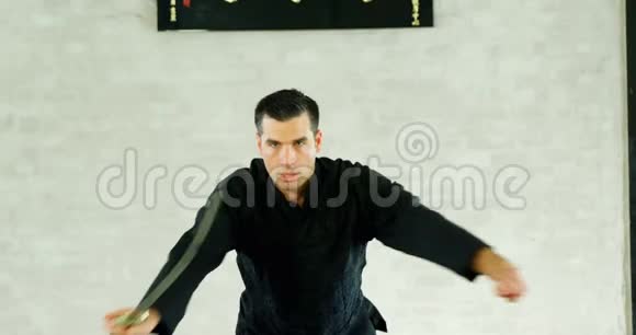 功夫拳手用剑练习武视频的预览图
