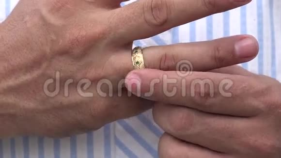 婚姻结婚戒指黄金配偶视频的预览图