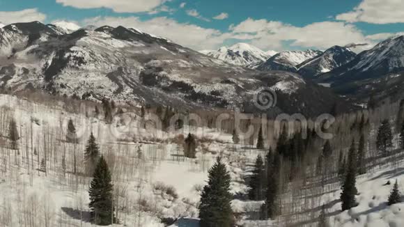 科罗拉多州阿斯彭附近的岩石山脉森林和雪后道的风景照视频的预览图