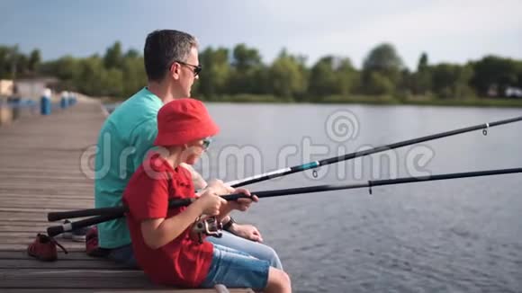 男人和男孩在码头钓鱼视频的预览图