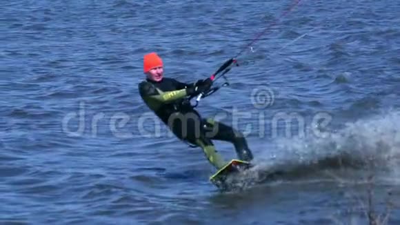 慢动作一个男性放风筝者沿着河骑在木板上他在水上活动时做各种练习视频的预览图
