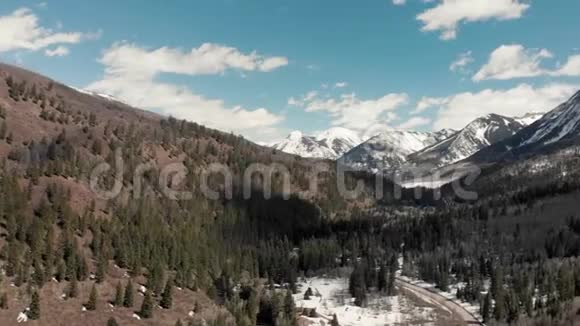 科罗拉多州阿斯彭附近的岩石山脉森林和雪后道的风景照视频的预览图