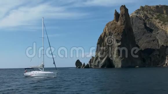 蓝色海洋和帆船景观视频的预览图