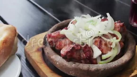 在格鲁吉亚美食餐厅的陶土盘子上格鲁吉亚粮食视频的预览图