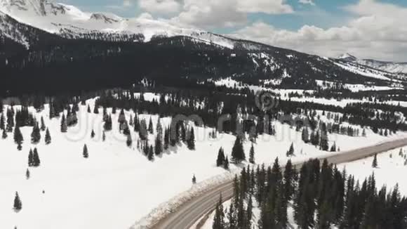 科罗拉多州阿斯彭附近的岩石山脉森林和雪后道的风景照视频的预览图