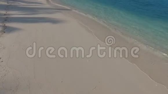 位于海滨度假海滩的平房小屋视频的预览图