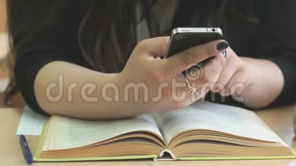 女孩用黑色手机观看照片视频的预览图