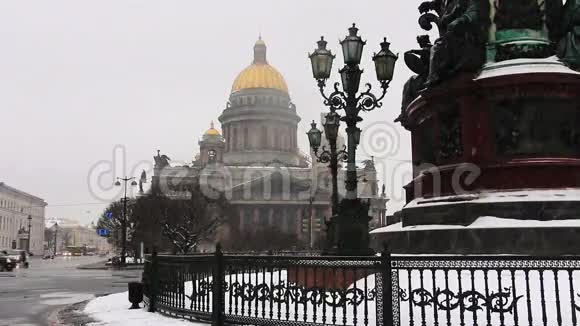降雪期间圣以撒大教堂视频的预览图