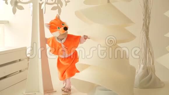 在圣诞树附近穿着狐狸套装的小女孩视频的预览图