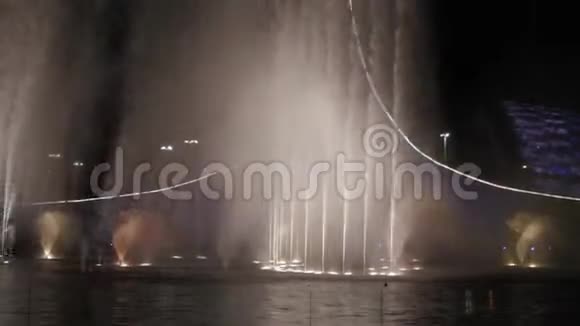 美丽的喷泉表演在俄罗斯索契市视频的预览图